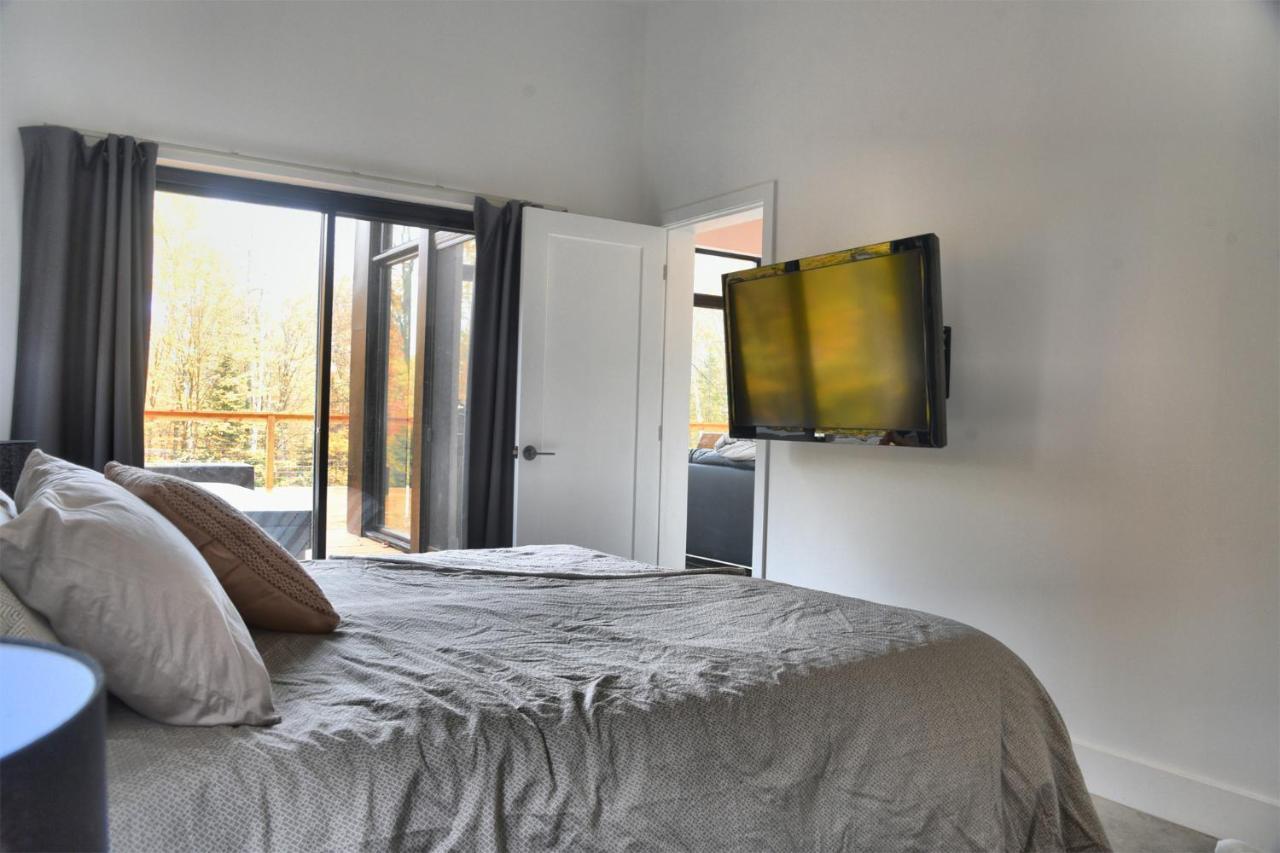 Kallm-Mont-Tremblant Chalet With Hot Tub, Pond & Beach On Private 7Acre Estate Lac Superieur Bagian luar foto